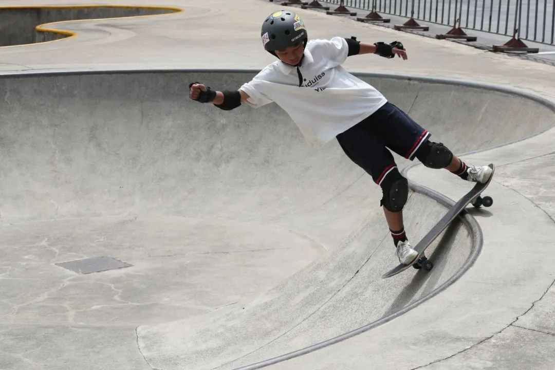 极限滑板赛，年轻选手再创新高