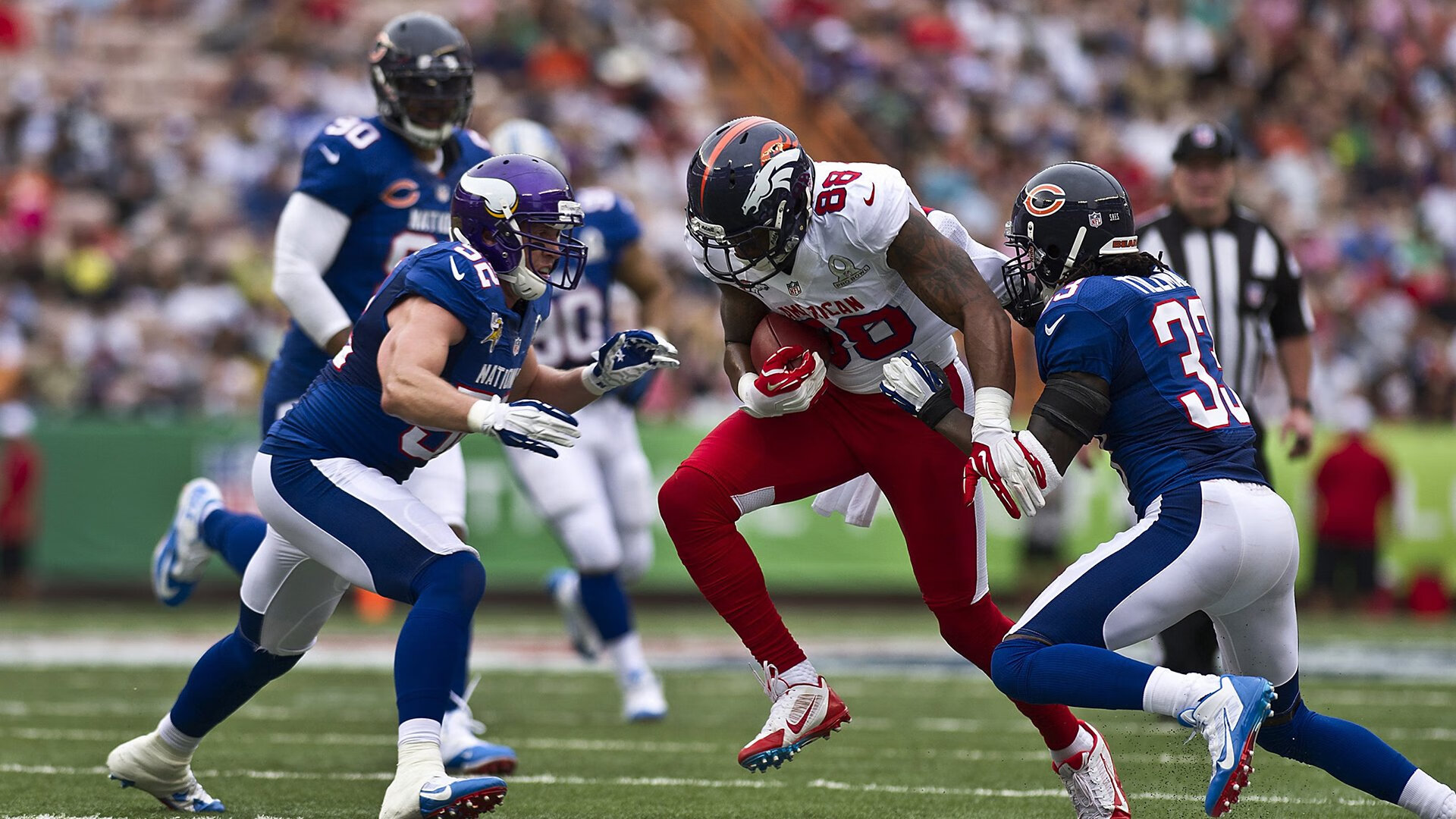 足球运动备受追捧,球场上风采依旧,足球运动场景